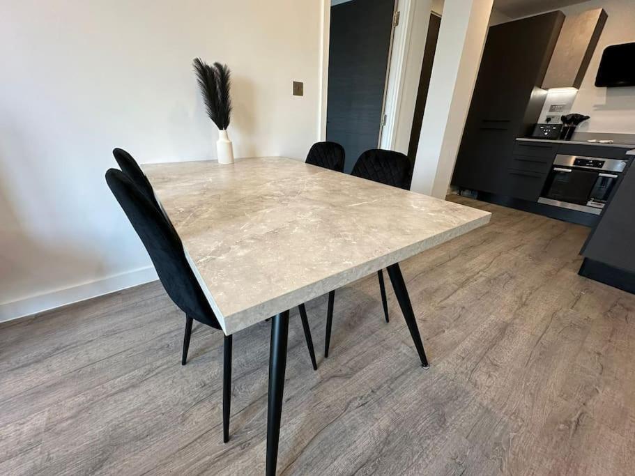 Stylish Central York Apartment Free Parking & Gym Luaran gambar